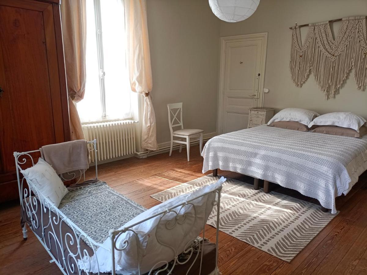 Chateau D'Arfeuilles Chambres Et Tables D'Hotes Exterior photo